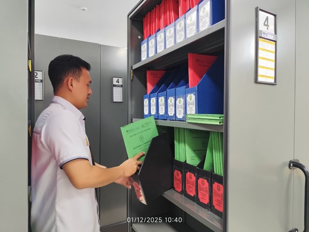 penataan berkas perkara ke rak arsip